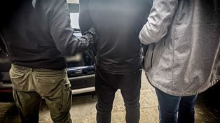 W kominiarce i z pistoletem napadał na sklepy. Policjanci zapukali do jego drzwi o świcie