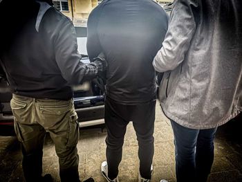 W kominiarce i z pistoletem napadał na sklepy. Policjanci zapukali do jego drzwi o świcie