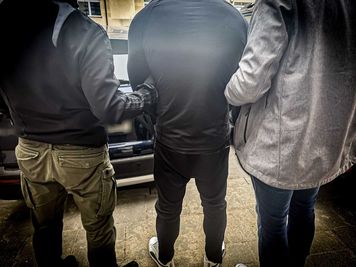 W kominiarce i z pistoletem napadał na sklepy. Policjanci zapukali do jego drzwi o świcie