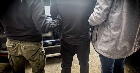 W kominiarce i z pistoletem napadał na sklepy. Policjanci zapukali do jego drzwi o świcie