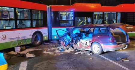 Wypadek w Lublinie. Kierowca autobusu wymusił pierwszeństwo kierującemu volkswagenem