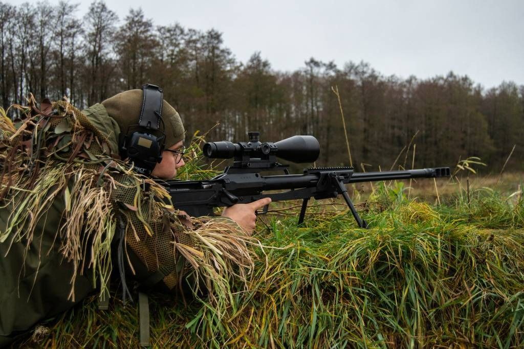 Strzelec korzystający z karabinu antysprzętowego WKW-50. 