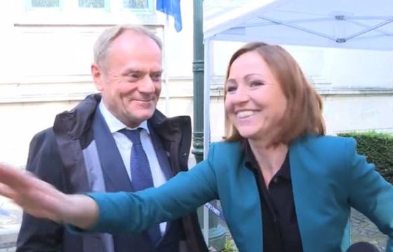 Reporterka Polsatu przeszkodziła TVP w nagraniu wypowiedzi Tuska? Bawołek: operator chciał "ukraść materiał"