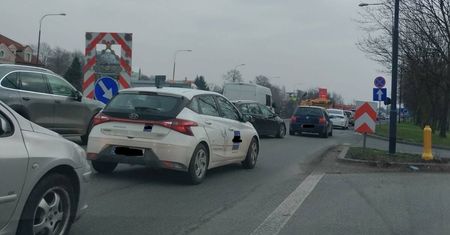 Wielkie korki na al. Tysiąclecia. Drogowcy wymieniają tam asfalt [ZDJĘCIA]