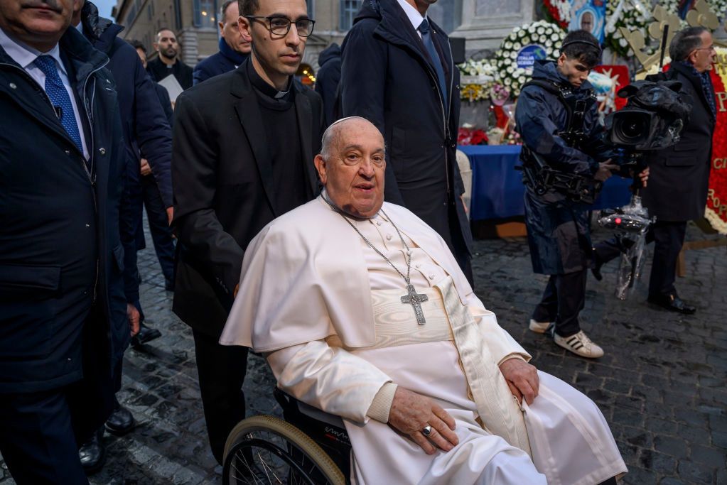 Papst Franziskus trotz Verletzung im Gesicht voller Tatendrang