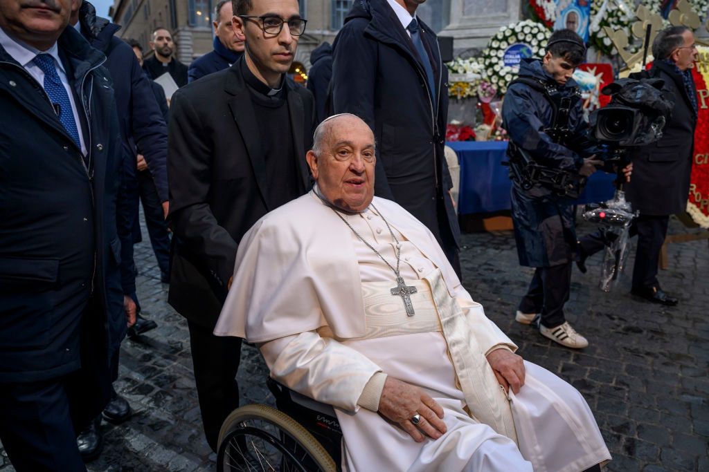 Papież Franciszek z siniakiem na twarzy. Watykan wyjaśnia