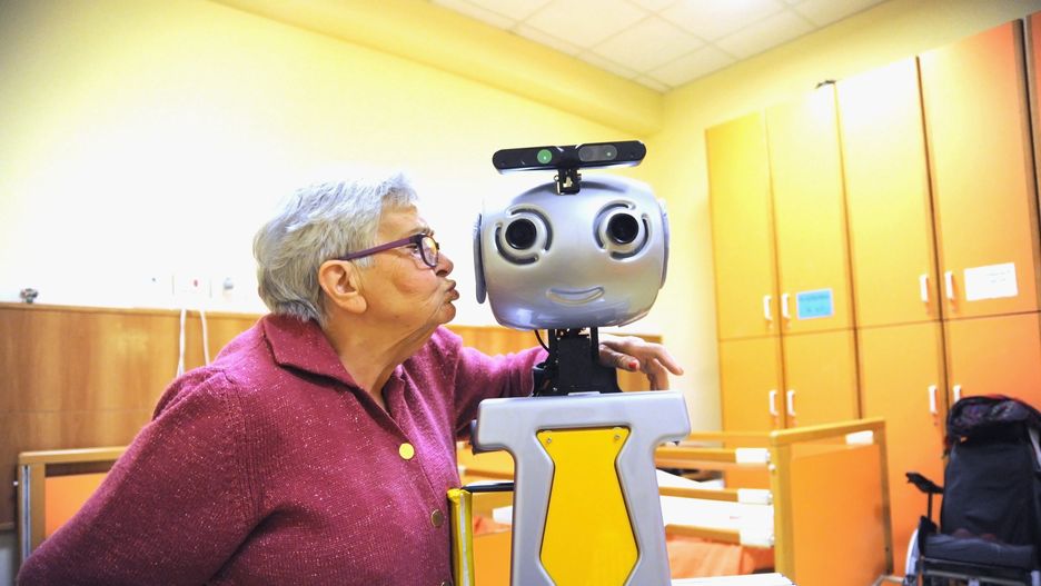 Robot pełniący rolę opiekuna w domu dla seniorów