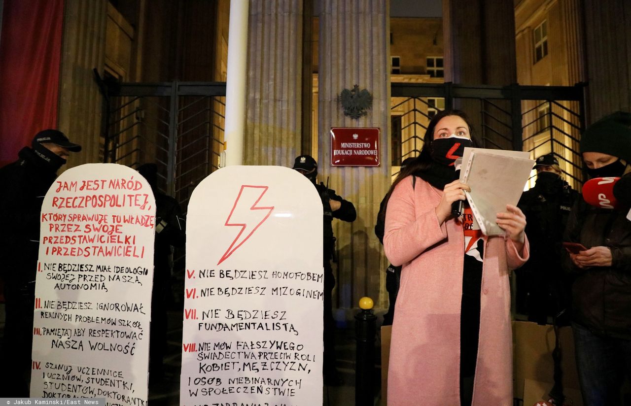 Strajk Kobiet. Protest przed Ministerstwem Edukacji. Przynieśli "tablice wstydu i hańby"