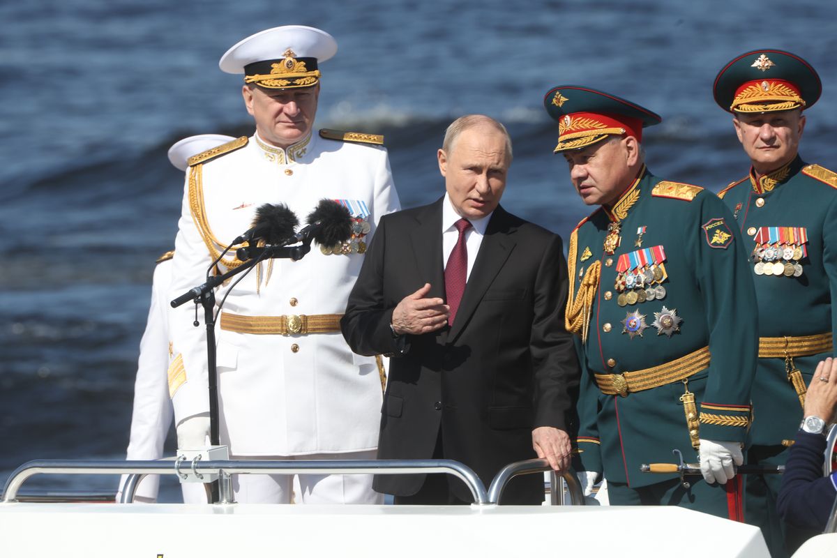 Władimir Putin w otoczeniu swoich sztabowców, ministra obrony Siergieja Szojgu i dowódcy marynarki wojennej  Nikołaja Jewmeno