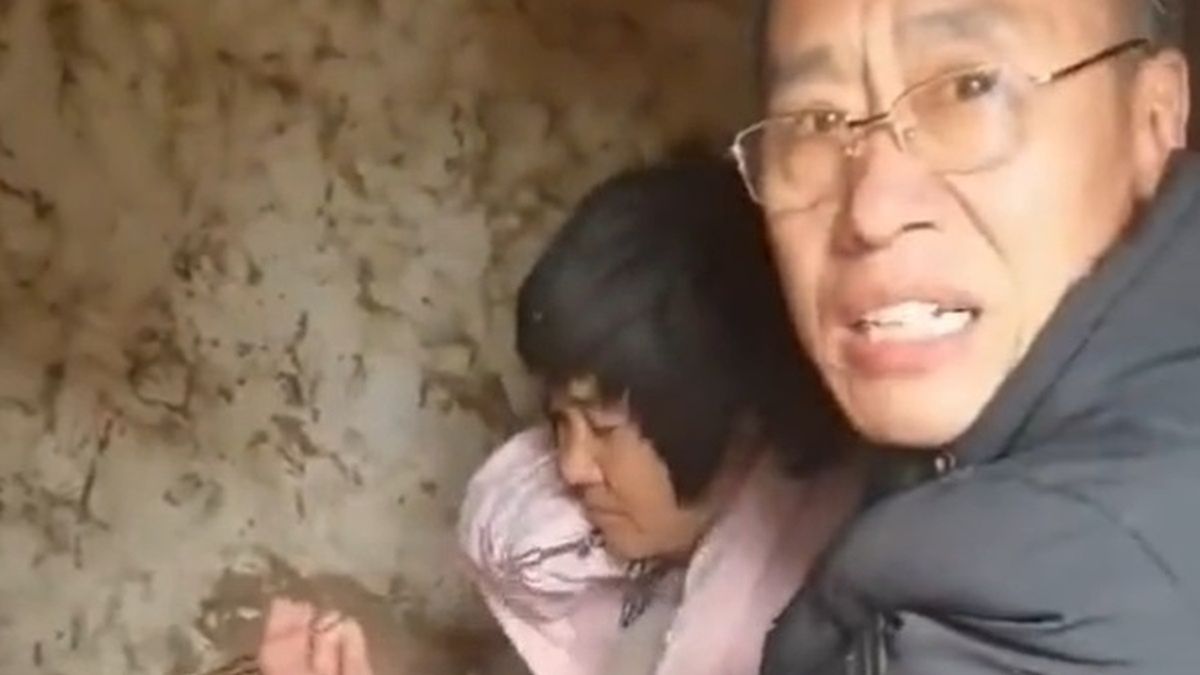 Kobieta uwięziona z łańcuchem na szyi 