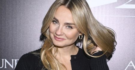 W takim stroju poszła do kościoła. Nie ma modniejszej kurtki