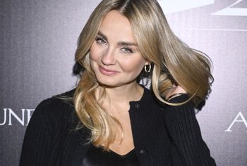 W takim stroju poszła do kościoła. Nie ma modniejszej kurtki