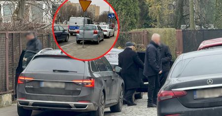 Zaczęli zmiany od domu Kaczyńskiego. Najbliżsi sąsiedzi są wściekli
