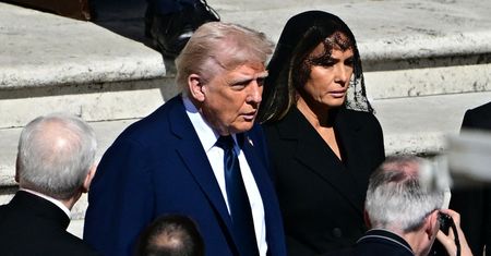 Tuż przed pogrzebem Trump dostał zgodę. Podszedł do trumny papieża
