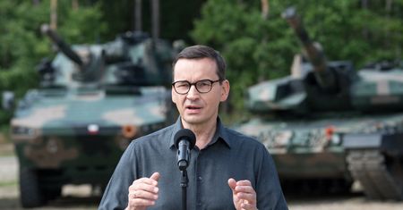 Polacy podzieleni. Nowy sondaż po słowach premiera