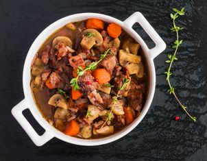 Wołowina po burgundzku – aromatyczne mięso w winno-warzywnym sosie