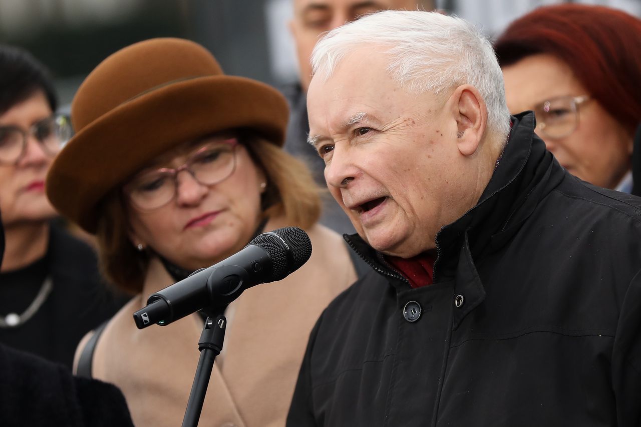 Mnożą się oskarżenia po śmierci Skrzypek. Kaczyński: Padła ofiarą łotrów