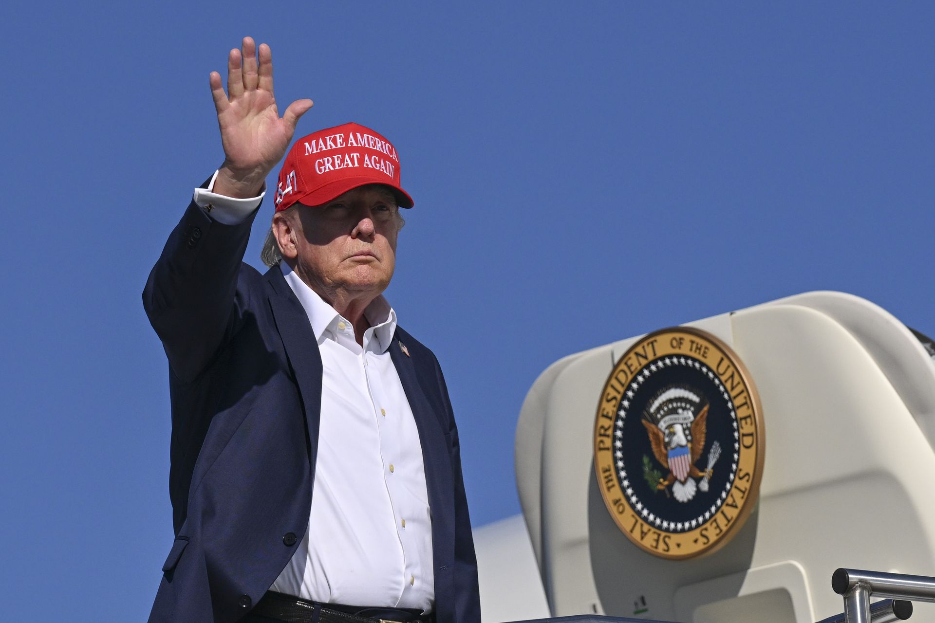 Trump otwiera drzwi chińskim gigantom: Fabryki w USA, ale bez aut z Chin