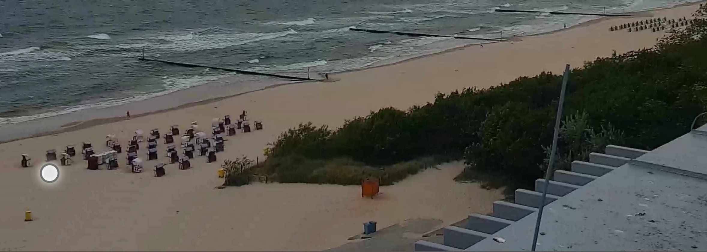 Już przed godz. 6:00 ludzie pojawili się na plaży w Kołobrzegu.