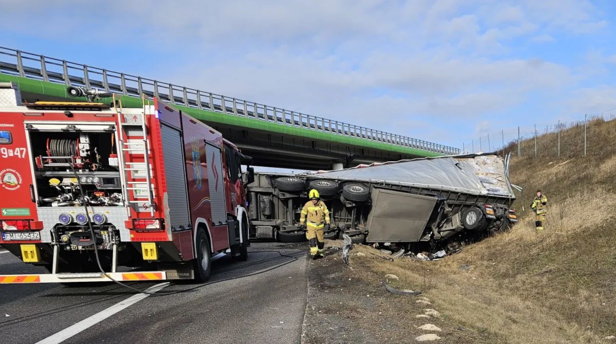 Ciężarówka przewróciła się po zderzeniu z cysterną.