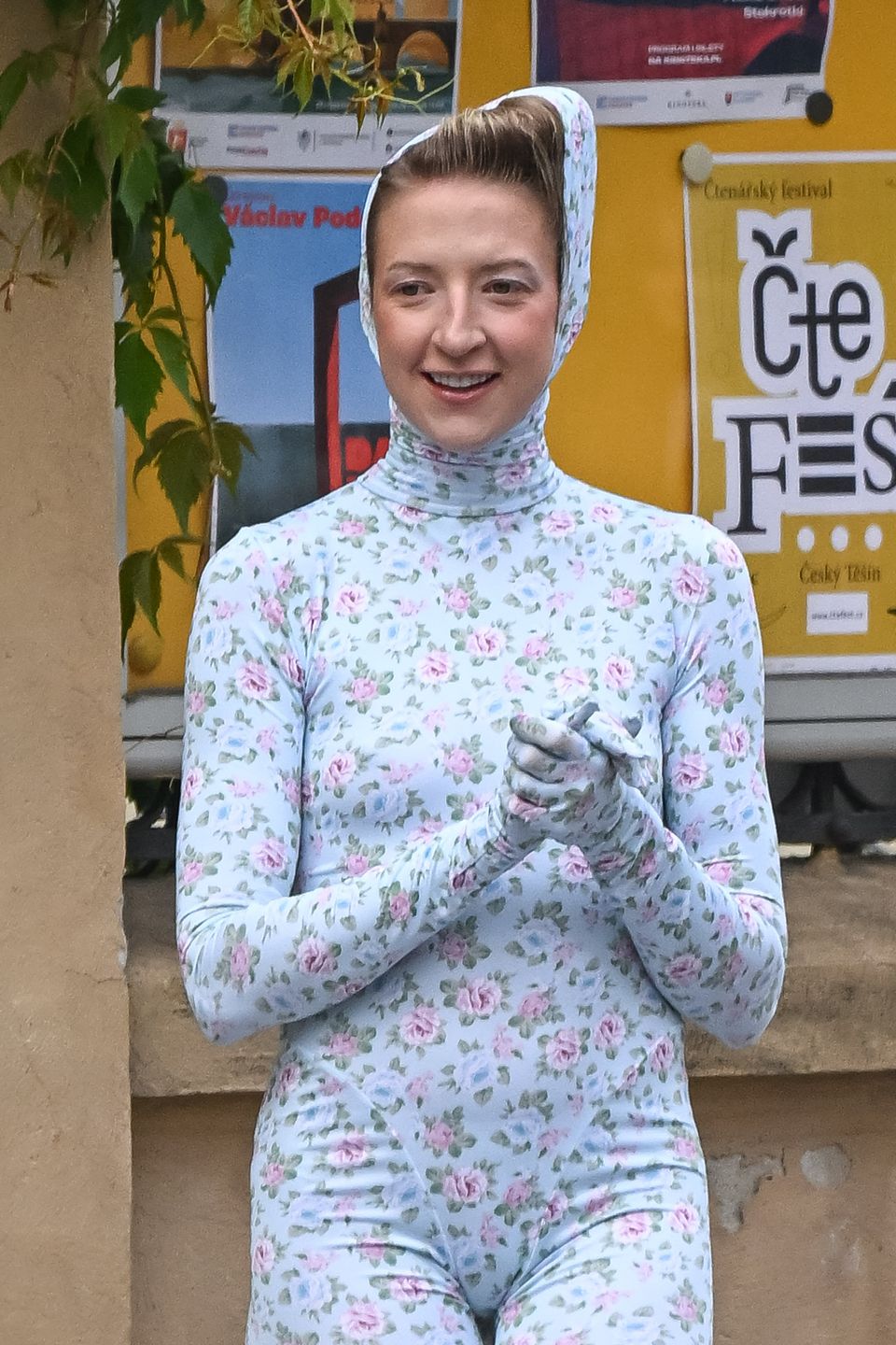 Lara Gessler pozuje w kosmicznym stroju