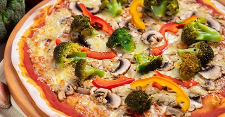 Pizza na proteinowym spodzie. Na diecie sprawdzi się w sam raz
