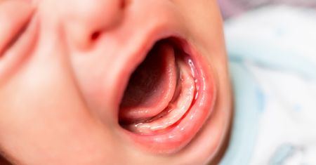 "Czułam, że z łatwością mogę roztrzaskać mu głowę o ścianę". Syndrom dziecka potrząsanego to poważny problem