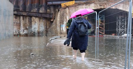 Ulewy nad Polską. Wiadomo, kiedy niż opuści kraj