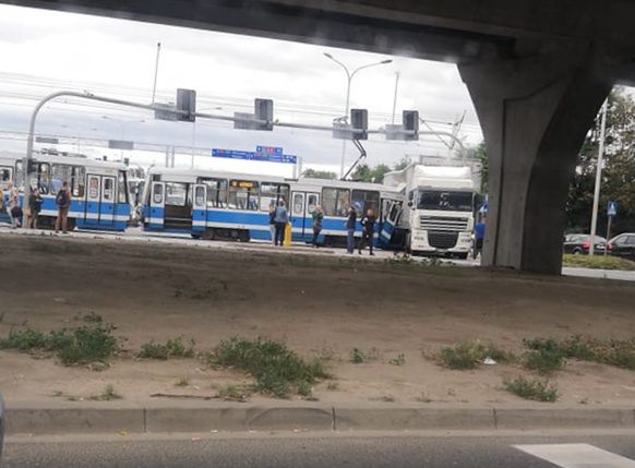 Wrocław. Tramwaj zderzył się z ciężarówką. Utrudnienia w Leśnicy