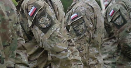 Żołnierz miał siłą odebrać kierowcy samochód i uciec z Warszawy! Zatrzymali go na wiadukcie w Zambrowie