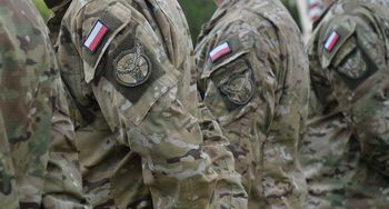 Żołnierz miał siłą odebrać kierowcy samochód i uciec z Warszawy! Zatrzymali go na wiadukcie w Zambrowie