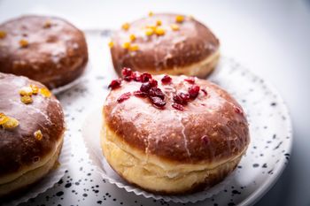 Tłusty czwartek 2026. Sklepy prześcigają się w smakach i cenach [PRZEGLĄD]