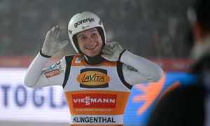 PŚ w skokach narciarskich. Prevc triumfuje w Klingenthal. Polacy daleko
