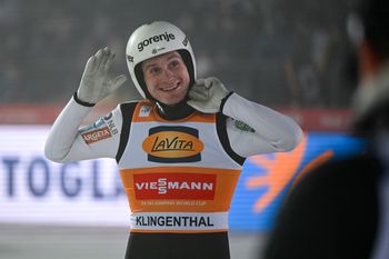 PŚ w skokach narciarskich. Prevc triumfuje w Klingenthal. Polacy daleko
