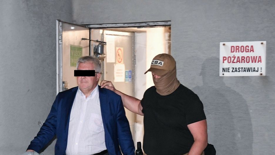 Ryszard Czarnecki i jego ?ona zatrzymani przez CBA
Fot. Lukasz Kalinowski/East New, Katowice, 11.09.2024. Doprowadzenie do wydzialu zamiejscowego Prokuratury Krajowej bylego europosla PiS Ryszarda Czarneckiego i jego zony Emilii H. Zatrzymanie przez CBA malzenstwa ma zwiazek ze sledztwem dotyczacym nieprawidlowosci w Collegium Humanum.  
N/z: Ryszard Czarnecki wyprowadzony z prokuratury
Lukasz Kalinowski