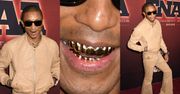 52-letni Pharrell Williams w kurtce ze skóry strusia oślepia ZŁOTYMI zębami na ściance (ZDJĘCIA)