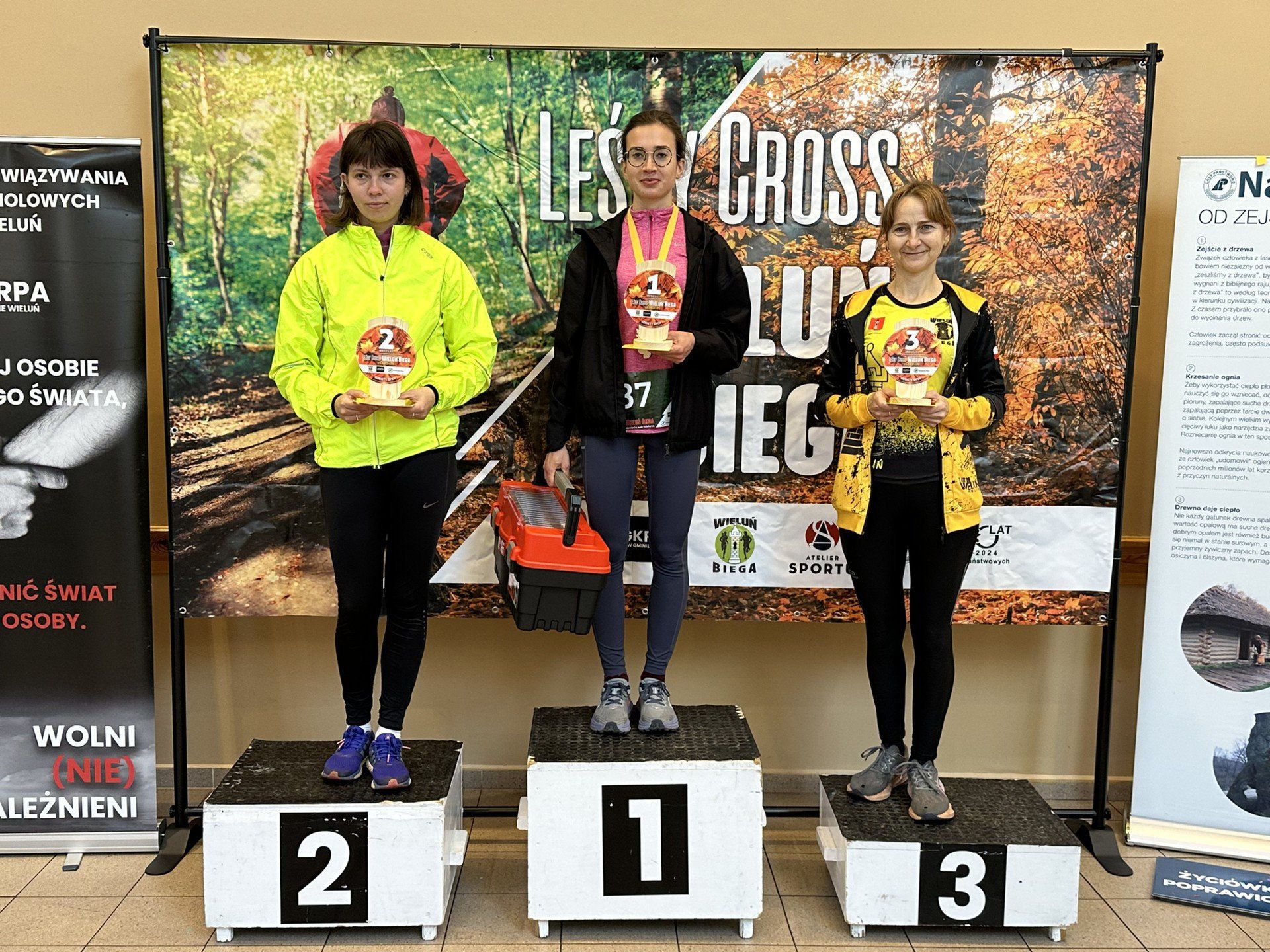 Dekoracja zwycięzców Leśnego Crossu