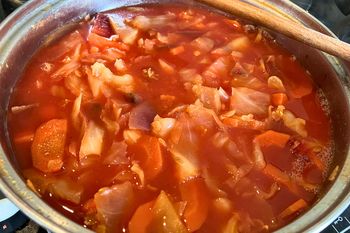 Sycąca zupa z resztek z lodówki. Smakuje jak barszcz ukraiński, ale jest bez fasoli