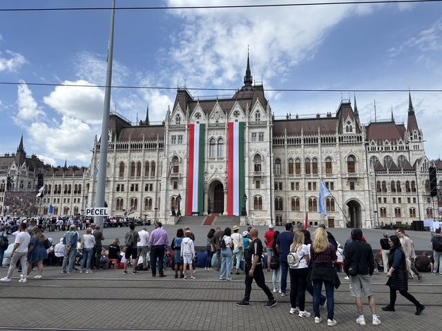 Ludzie gromadzą się pod parlamentem w Budapeszcie