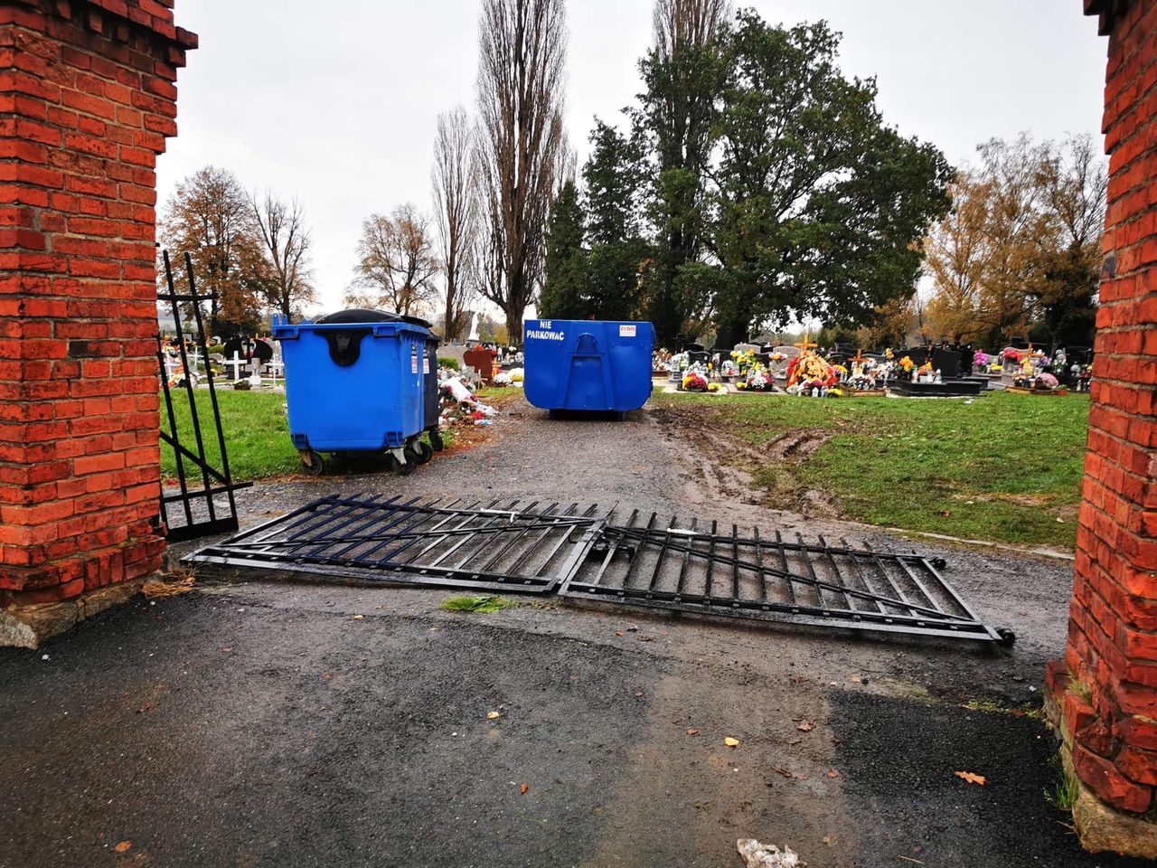 Opolszczyzna. Wandale wyrwali cmentarną bramę. Apel proboszcza (Fot. parafia św. Mikołaja w Kopernikach)