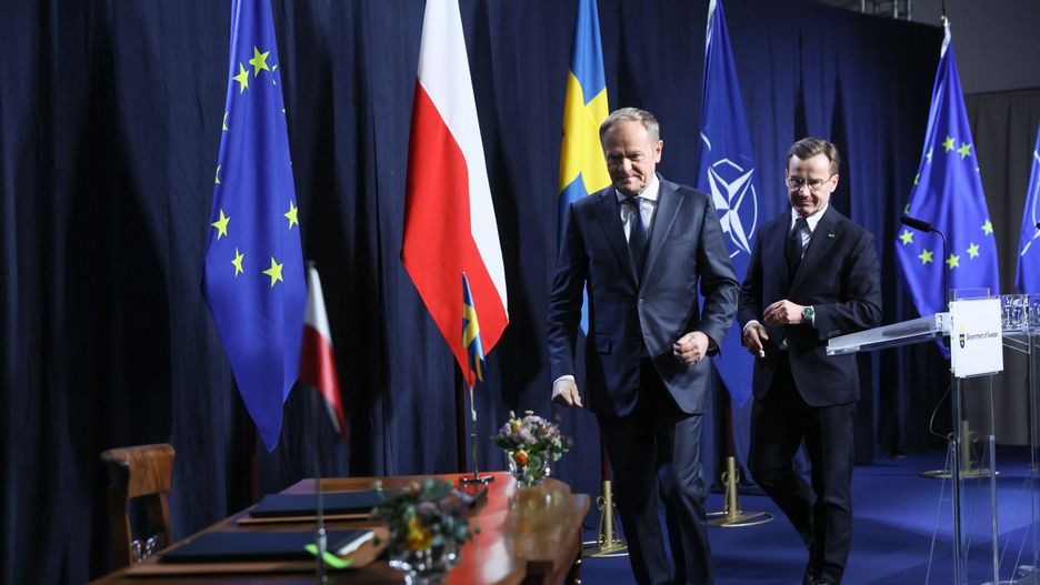 Harpsund, Szwecja, 28.11.2024. Premier RP Donald Tusk (L) i premier Szwecji Ulf Kristersson (P) po konferencji prasowej w Harpsund w Szwecji, 28 bm. Premier RP wziął udział w szczycie krajów nordyckich i bałtyckich, w tym m.in. w podpisaniu strategicznego partnerstwa między Polską i Szwecją. (aldg) PAP/Leszek Szymański