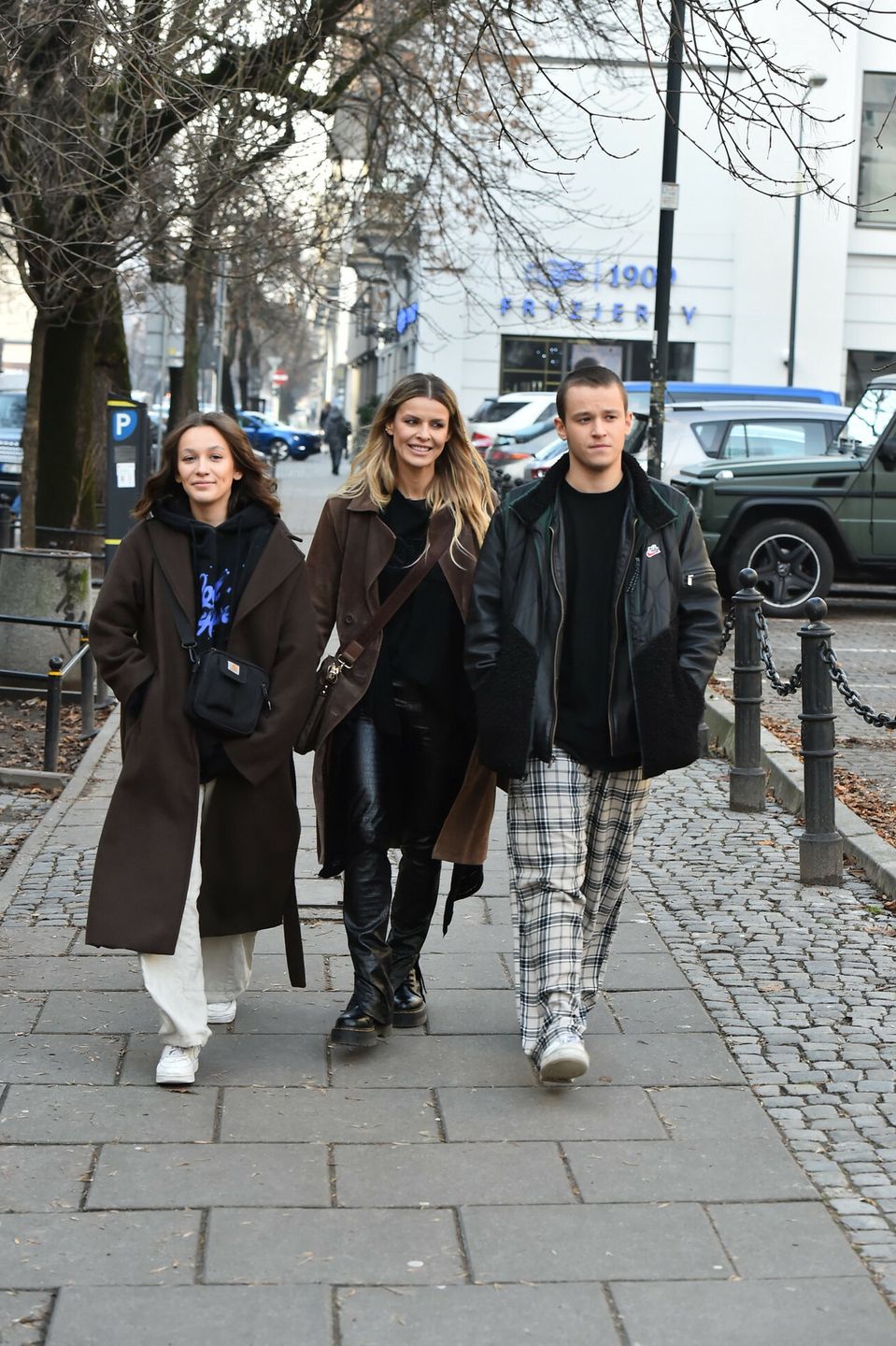 Marta Wiśniewska z dziećmi przed studiem "Dzień dobry TVN"