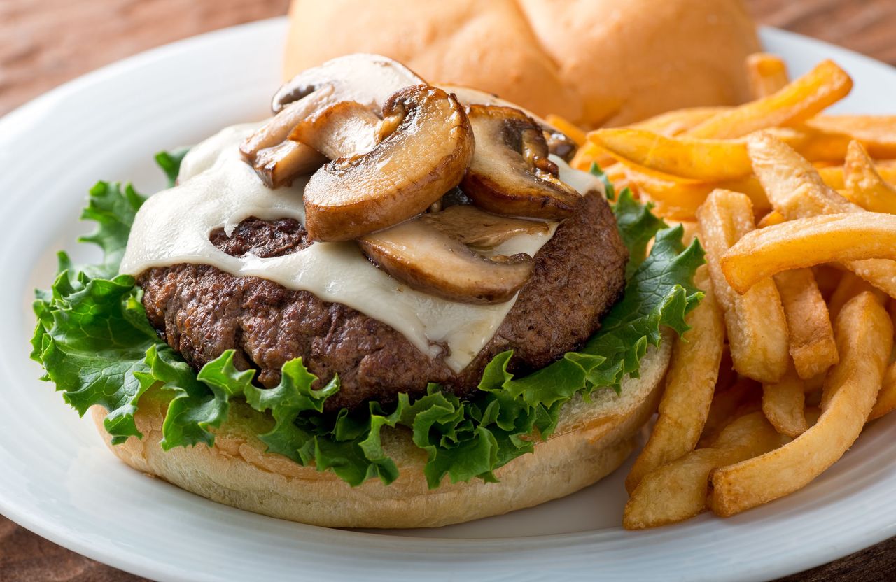 Lepszy niż z budki. Soczysty i pyszny domowy burger krok po kroku