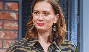 Urlop Anity Sokołowskiej na polskiej wsi. Chłodzi się w stawie, a obok gęsi