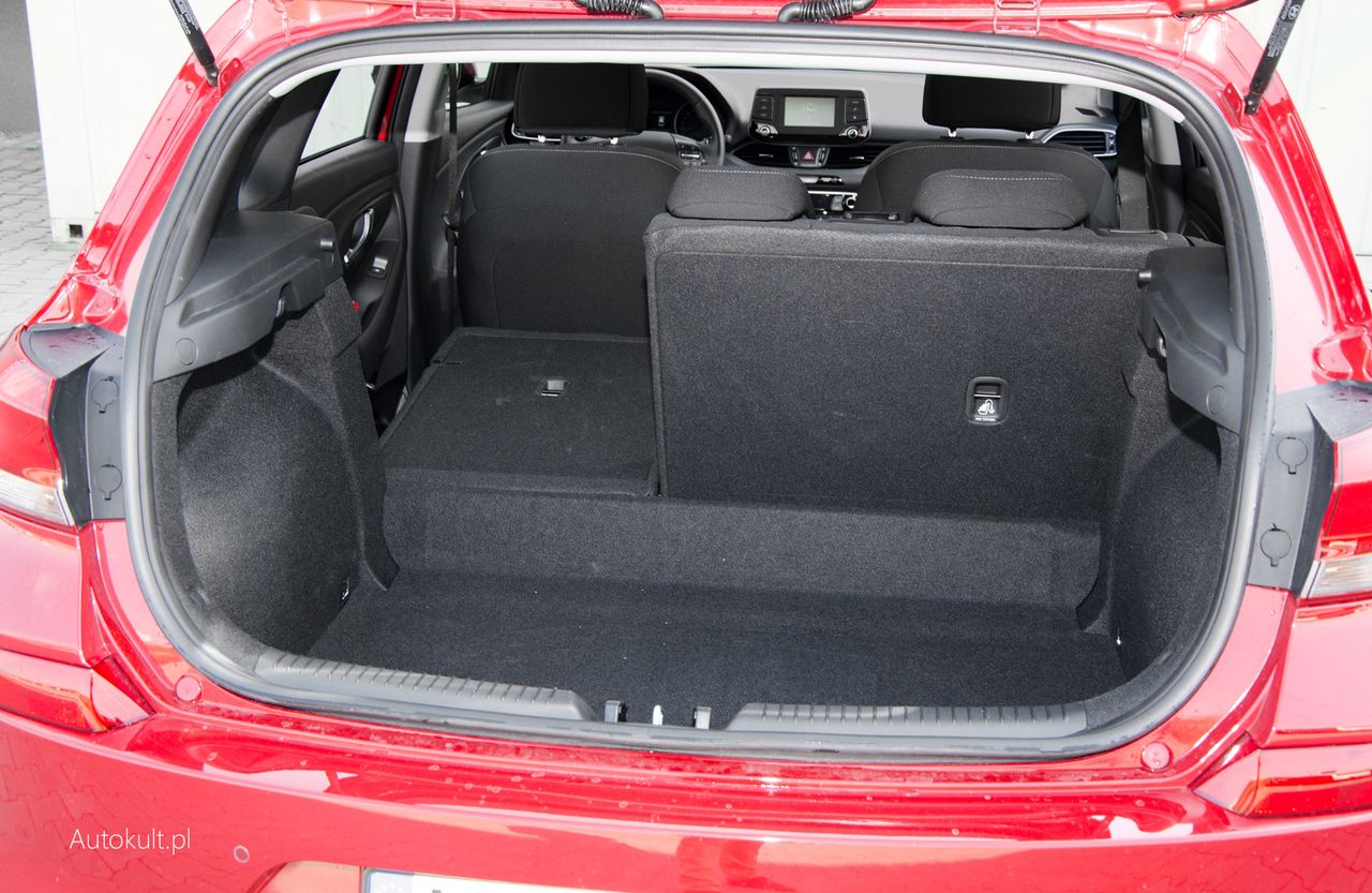 Bagażnik Hyundaia i30 należy do największych w segmencie. Ma 395 litrów pojemności, a auto można obciążyć 600-kilogramowym ładunkiem.