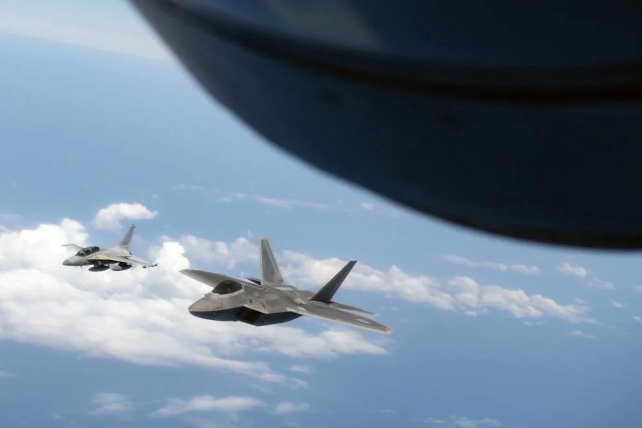 FA-50 i F-22 Raptor podczas wspólnych ćwiczeń