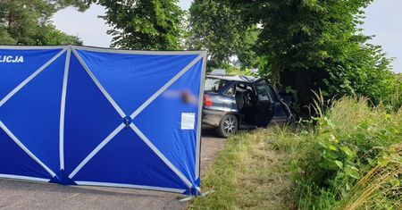 Tragiczny wypadek pod Nidzicą. Pijany 19-latek uderzył autem w drzewo. Zginął pasażer, drugi jest ranny