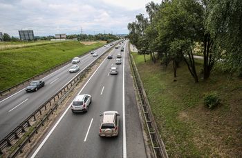 Czy przy wyprzedzaniu można przekroczyć dozwoloną prędkość? Sprawdzamy przepisy