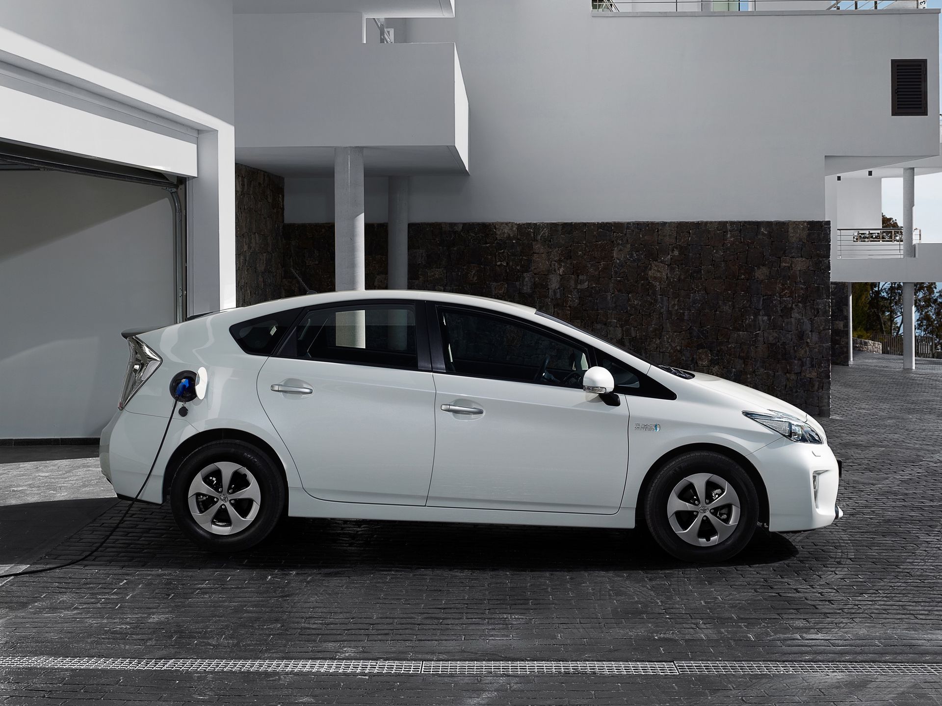 Priusa plug-in hybrid poznacie po dwóch klapkach - po prawej stronie auta jest ta od ładowania, a po lewej od paliwa. 