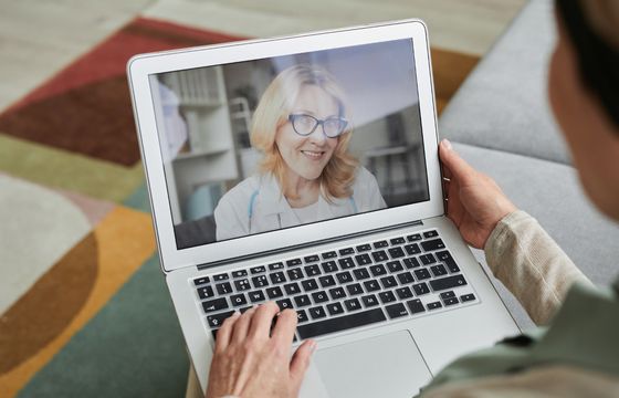 Telemedycyna w praktyce. Jak wygląda konsultacja lekarska online i kiedy warto z niej skorzystać?